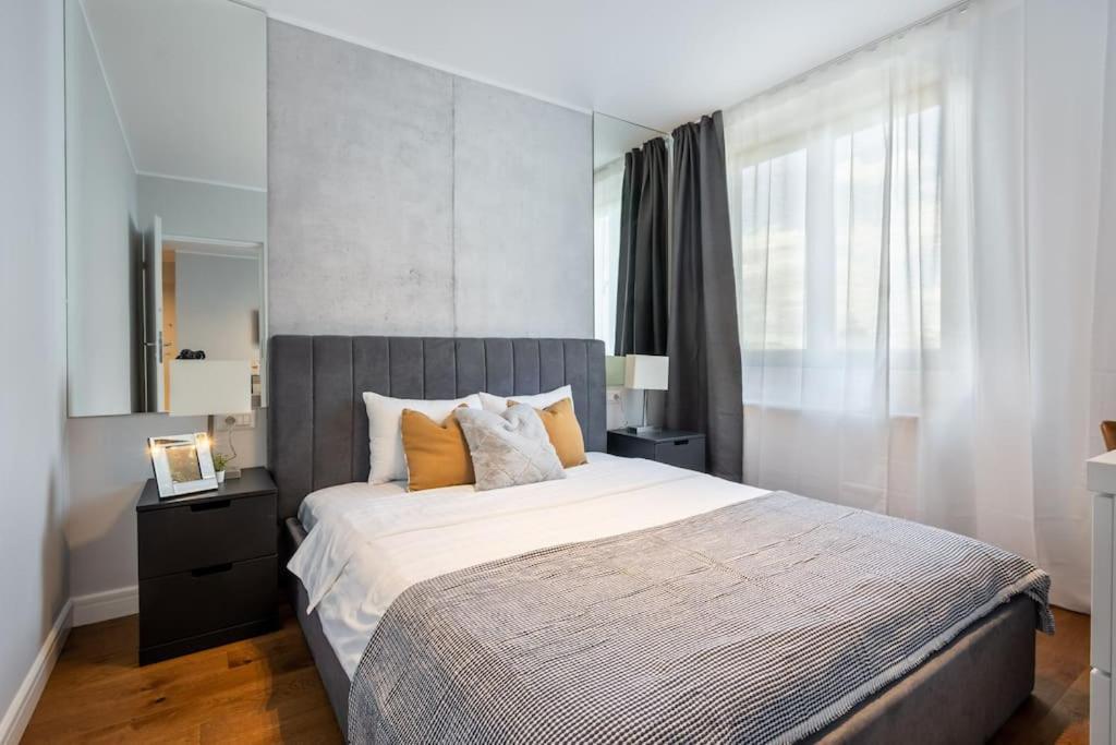 Stunning Views 2Br Midtown Flat - Charming Balcony Lejlighed Bukarest Eksteriør billede