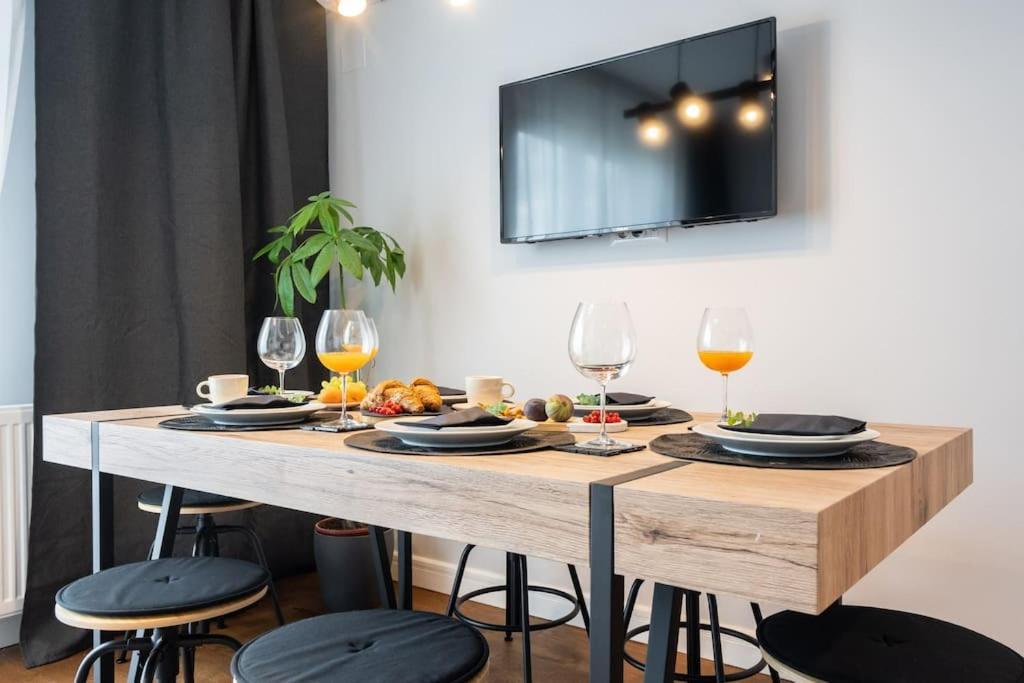 Stunning Views 2Br Midtown Flat - Charming Balcony Lejlighed Bukarest Eksteriør billede
