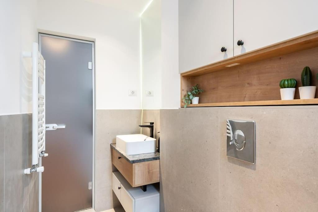 Stunning Views 2Br Midtown Flat - Charming Balcony Lejlighed Bukarest Eksteriør billede