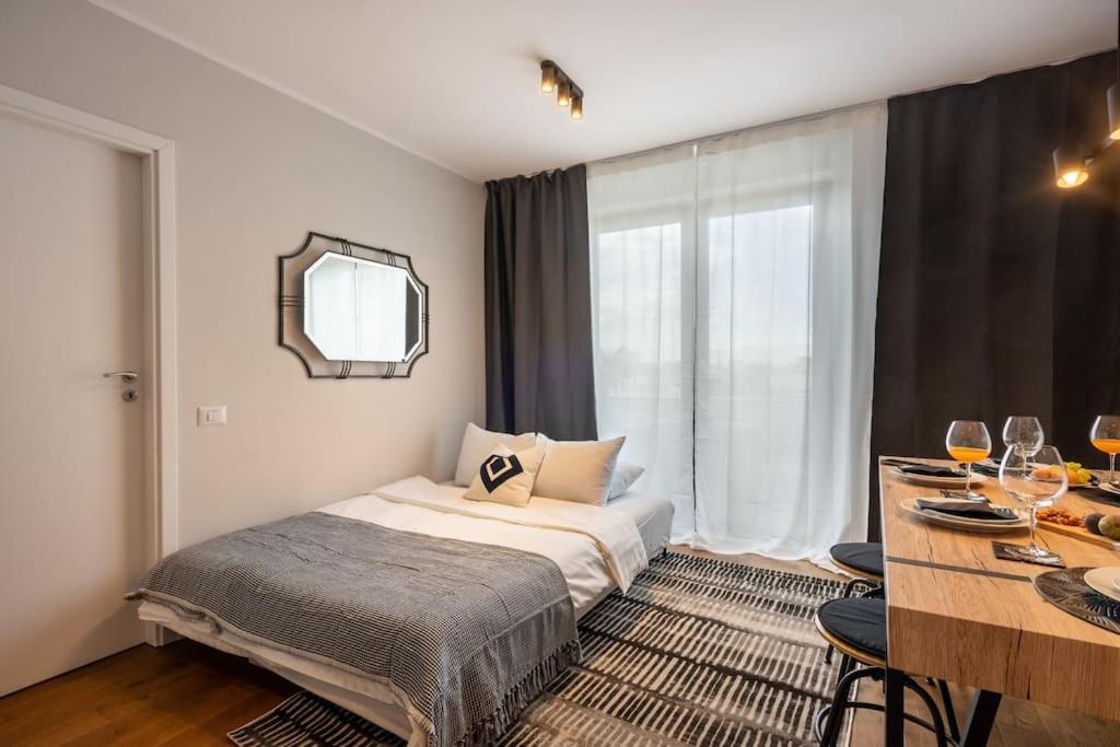 Stunning Views 2Br Midtown Flat - Charming Balcony Lejlighed Bukarest Eksteriør billede