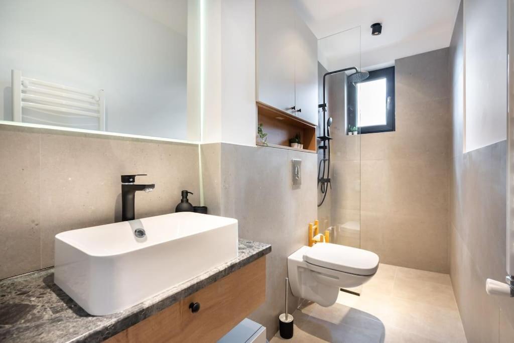 Stunning Views 2Br Midtown Flat - Charming Balcony Lejlighed Bukarest Eksteriør billede