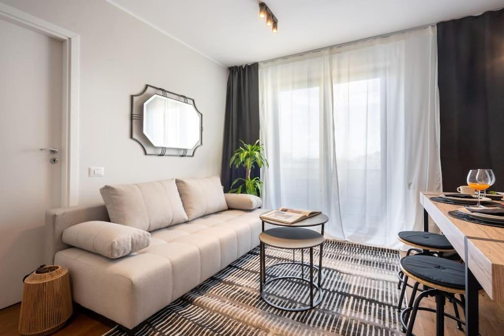 Stunning Views 2Br Midtown Flat - Charming Balcony Lejlighed Bukarest Eksteriør billede