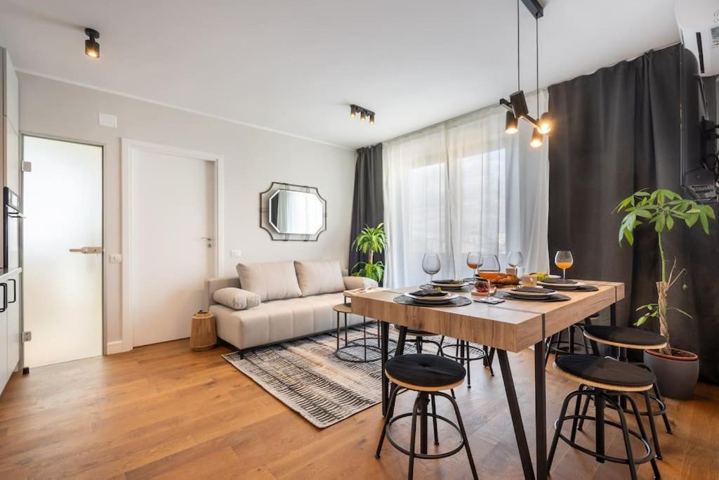 Stunning Views 2Br Midtown Flat - Charming Balcony Lejlighed Bukarest Eksteriør billede
