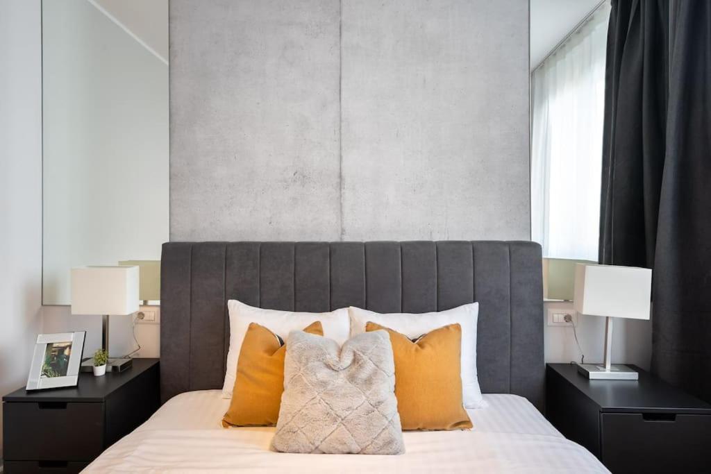Stunning Views 2Br Midtown Flat - Charming Balcony Lejlighed Bukarest Eksteriør billede