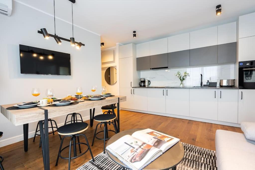 Stunning Views 2Br Midtown Flat - Charming Balcony Lejlighed Bukarest Eksteriør billede
